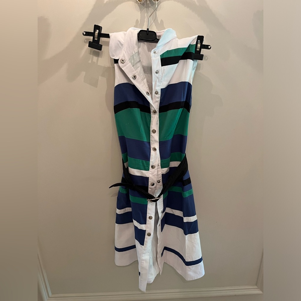 Cute button up dress sleeve cut off size small